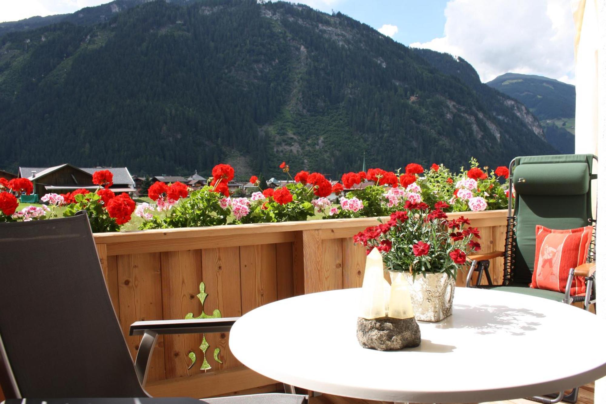 Vronis Waldhaus Adults Only Apart otel Mayrhofen Oda fotoğraf